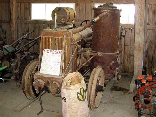 Puukaasu-Fordson
Puukaasulla kulkeva Fordson, vuosimalli todennäköisesti 1938. Kuvattu Kovelan traktorimuseossa
Avainsanat: Fordson puukaasu