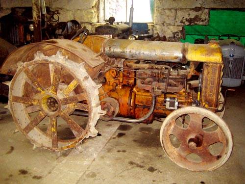 Piikkipyörä-Fordson
Vuosimalli ja muut tiedot hukassa. Kuvattu Kovelan traktorimuseossa
Avainsanat: Fordson