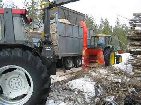 Välillä täytyy siirtää hakkuria että mahtuu puhaltaa..
