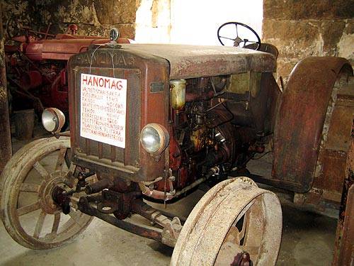 Hanomag vm. 1943
Saksassa valmistettu Hanomag vuodelta -43. Moottori 4-sylinterinen, 5,7-litrainen polttoaineena bensa/petroli. Kuvattu Kovelan traktorimuseossa
Avainsanat: Hanomag