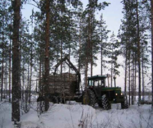 JD 3350 & RKP
Harvennukselta lähössä rankakuorman kans.
Avainsanat: Traktori john deere metsä