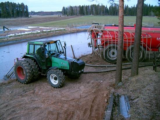 kärryn täyttöä.
kevään ekat lietteet pellolle lähös.. pumppu on  pomo tr multi. kärry ja pumppu neljättä kautta alottelemas 
