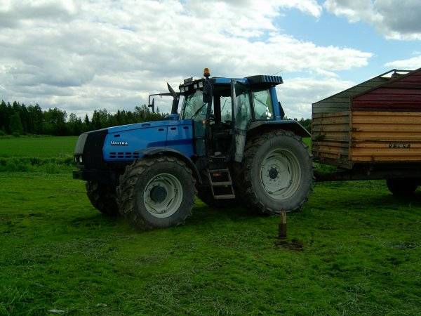 valtra 8450ht  ja velsa
rehunteossa..
Avainsanat: 8450ht ja velsa