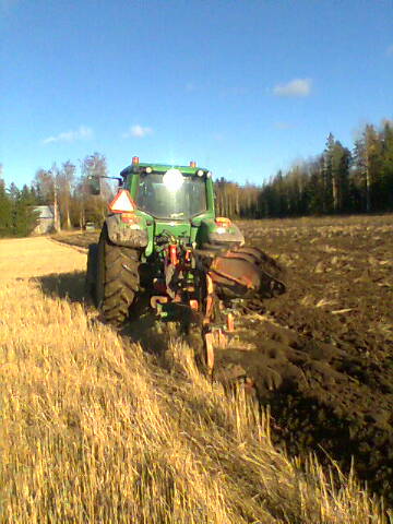 jd 6320aq2 + kverneland 3 siip 14" 
taitojen ylläpitoa! kolme vuotta sitten kynnettiin viimeksi!  ja nyttenkin vaan jäykkä ja märkä 5ha savimaa
Avainsanat: jd 6320aq2 + kverneland 3 siip 14"