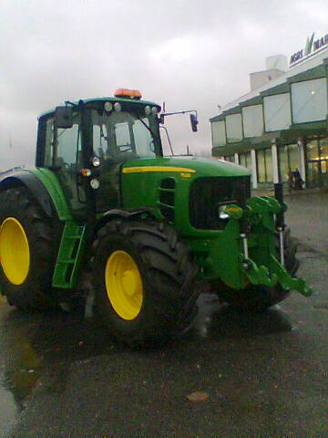 john deere 7530 + HESE 6t etuNOSTOlaite
oli kyllä niin pirun komia ettei voinu olla ottamatta kuvaa
Avainsanat: john deere 7530 + HESE 6t