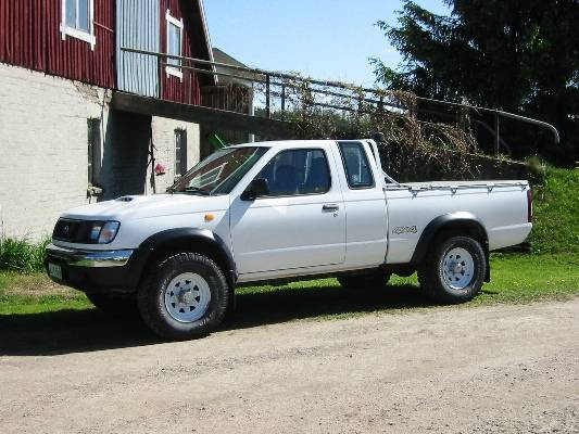 Nissan KingCap 4x4
Laitoin King Kongiin 31x10,5 All Terrainit. 
Avainsanat: Nissan KingCap