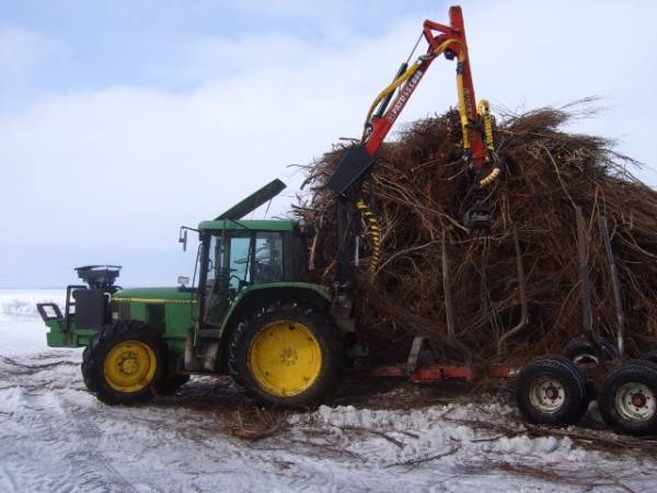 JOHN DEERE.
kyllä risut liikkuu.
Avainsanat: john