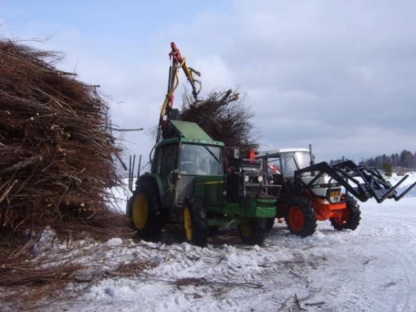 JOHN DEER/patu ja CACE/hakki
pääsiäis kokkoa...
Avainsanat: kokko