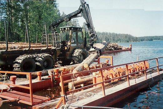 Ãƒâ€“sa Nippulautalla
Kuorman purku lautalla
