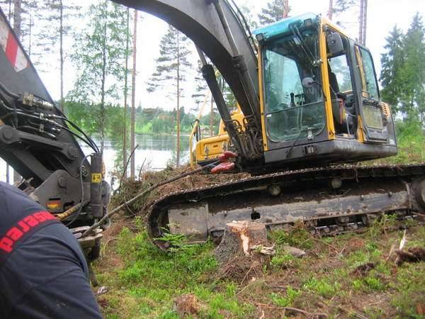 volvo ec180 lc
Paistettiin makkaroita tolla koneella kun ei enää iltana jaksanut pitää tikkua kädessä.. ollaan tontilla repimässä kantoja ja kuorimassa pintamaita.. 
Avainsanat: volvo ec180