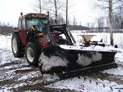 Fiat 80-90+mp-lift ja starkki
perää tulee vielä nostolaite hiekotin painoks ni pysyy tennarit maassa...
Avainsanat: fiat