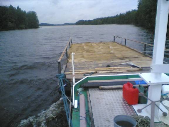 kyyvedellä
tuolasella lautalla kuskailtiin traktori saareen,toisella kaivurilla mätettiin rannasta hiekkaa kyytiin ja saaressa ollu minikone kuormas sen traktorin kyytiin,josta sit 100m mäkee yläs ja hiekka mäkin pohjaan,olipahan jonkunlainen "tivoli"
