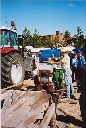 Wickström 10-12
Maamoottori valmistautuu työnäytökseen Ranuan Hillamarkkinoilla 2006
