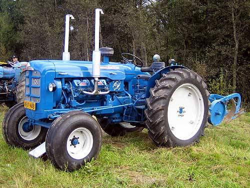 Fordson Super Major
"Hieman" viritelty Super-Majuri. Kuvattu Hyvinkään "Rauta & Petrooli"-näyttelyssä.
