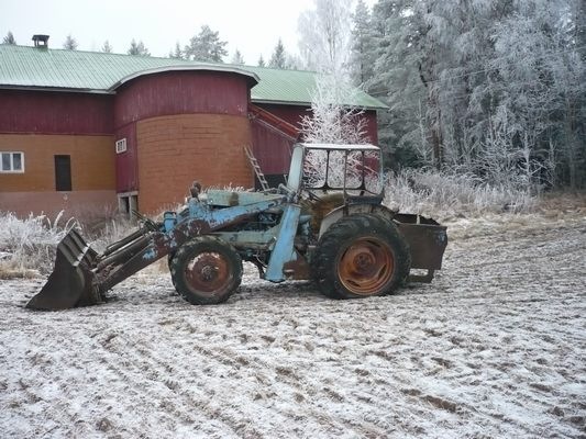 Fordson Super Major Manuel
Tollanen tuli pelastettua metsästä. Jos se tulis joskus entisöityä.
Avainsanat: Fordson Super Major Manuel