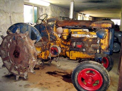 Fordson Major
Piikkipyöräinen Mörkö-Majuri. Vuosimalli ei tiedossa. Kuvattu Kovelan traktorimuseossa.
Avainsanat: Fordson Major