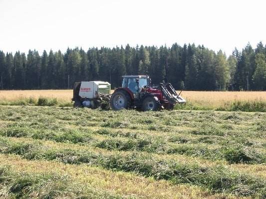 Massikka 4370 ja Claas 46 rotocut
Naapurin isäntä paalaamassa, 15000 rullan raja rikki!
Avainsanat: massikka claas