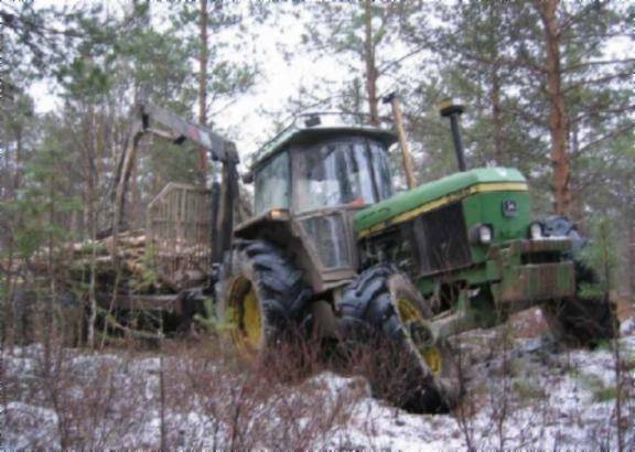 JD3350 ja RKP
Rankojen ajoa harvennuksella
Avainsanat: John deere traktori kuormain metsä