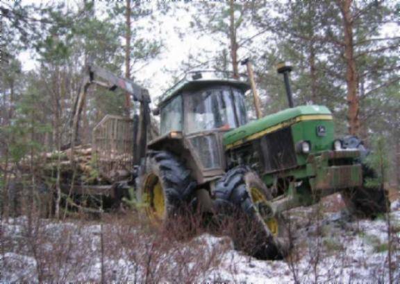 JD3350 ja RKP
Rankojen ajoa harvennuksella
Avainsanat: John deere traktori kuormain metsä