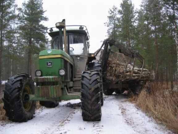 JD3350 ja RKP
Rankojen ajoa harvennuksella
Avainsanat: John deere traktori kuormain metsä