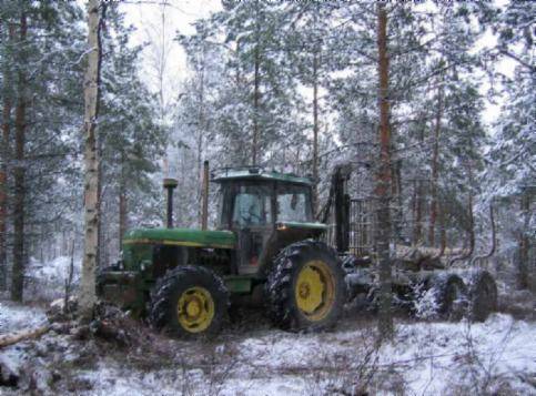 JD 3350 & RKP
Harvennukselta...
Avainsanat: John deere traktori kuormain metsä