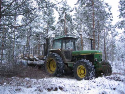 JD 3350 & RKP
Harvennukselta...
Avainsanat: John deere traktori kuormain metsä
