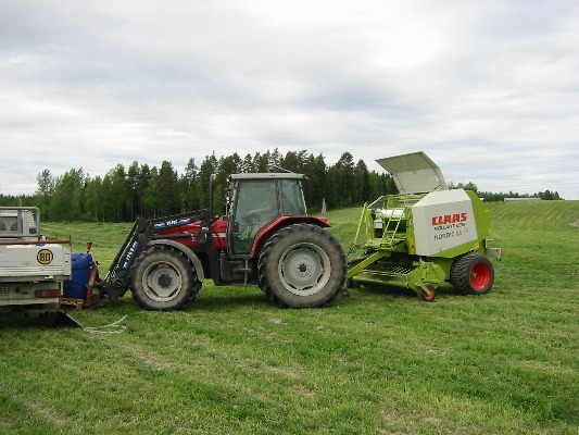 Massey Ferguson 4370 ja Claas 255rc
Rehun tekoa meenneenä kesänä. Uus pytty nokalle ja menoks.
Avainsanat: Massey Ferguson Claas