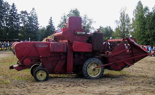 Massey-Fergusonin puimuri
Kuvattu Rauta & Petrooli-näyttelyssä Hyvinkään maatalousopistolla 10.9.2005
Avainsanat: Massey-Ferguson puimuri