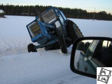 Naapurin voorti
äijä ajositte maantielle vähä joutuumpaa ku kerkes rattia sompata. Ei kuitenkaan kaatunu...
Avainsanat: voorti Fordson Ford, NH Newholland