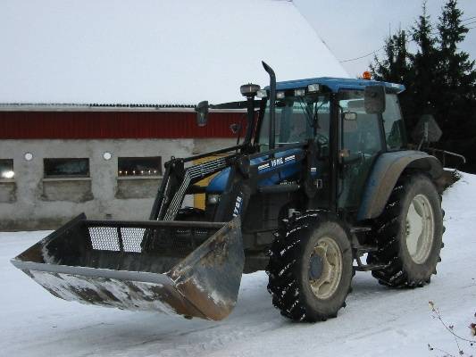 New Holland TS100es ja Isme 1700
Siin olis meitin satanen. Jäi likaiseks, kun pesuri jääty.
Avainsanat: New Holland TS100