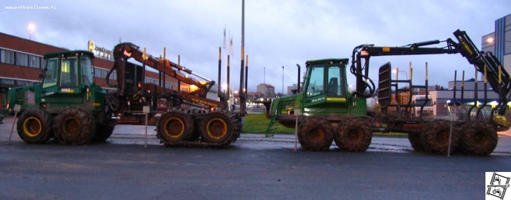 1410+810
Tukki-Jaska ja Jorma Peura tulleet kotiin huoltoon.Yllättävän pieni kokoero 1410/810:llä...
Avainsanat: timberjack john deere