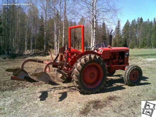 Pottupeltoa kääntämässä.
Oli nelikon 3-siipiset konehallin nurkassa motissa niin tempaistiin vanhat 2x14 sampo-aurat 361:n perään ja vetäistiin pottumaa mullalle.
Avainsanat: Valmet 361D Sampo 2x14