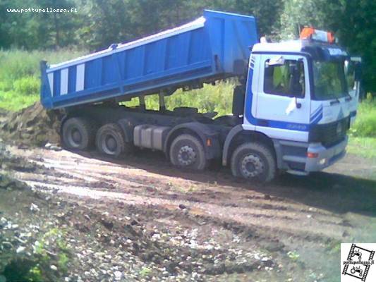 Marsu
Eipä olisi uskonut että se tuohon jäisi, mutta oli sen verran liukasta. Veli kävi pelastamassa (MB Actros 2657)
Avainsanat: Actros 3240