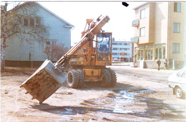 liebher
liebher vuonna 1981. ei oo enään tuota konetta olemassa. kallistuvalla puomilla. kova vehje ennen muinoin
Avainsanat: liebher