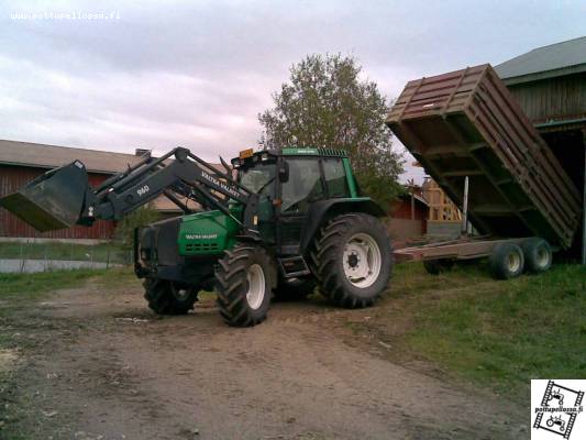 Valtra Valmet 6550 ja Pehtoori
Viljakuorman tyhjennys
Avainsanat: Valtra Valmet 6550