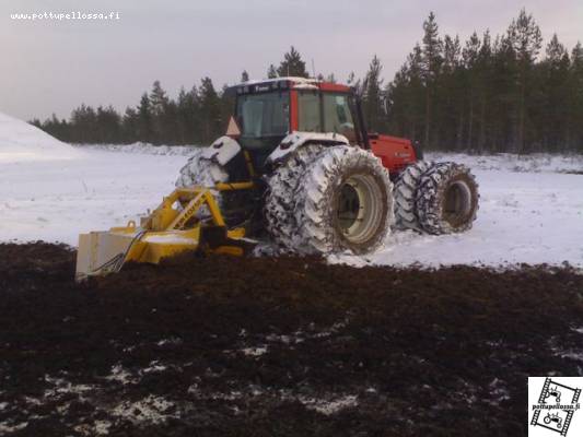 Valmet 8550 ojia vetämässä
