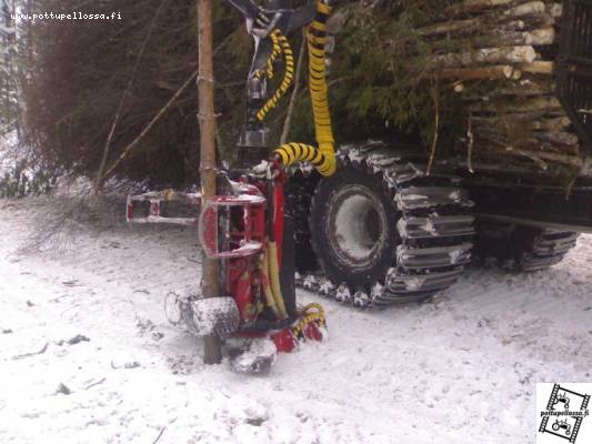 Hassen 250 energiakoura
eli omaa tuotantoa, olikohan suurin puu 37cm halkasia mikä meni poikki kun vähän aikaa tappeli, syöttää noin 4m/s. ideanahan on että tehdään kouralla kuitupuut ja energiapuut samalla myös kuormataan. Mittalaitetta ei ole muuta kuin vaaka. Koura on vasta EVO1 mallia, EVO2 tulee sit joskus.
Avainsanat: energiakoura hassen ilomantsi