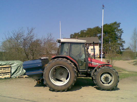 apulannan levitys kone
massey ferguson 4255 ja bogballe
Avainsanat: massikka bogballe