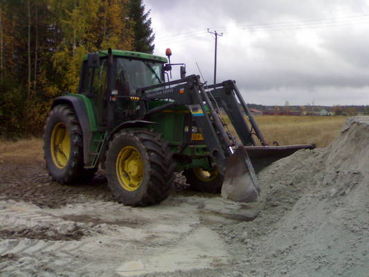 Kalkin kuormaus
JD 6900. Hyvät kuormausominaisuudet on kyllä, ei jää moitittavaa.
Avainsanat: JD John Deere 6900 Kalkki