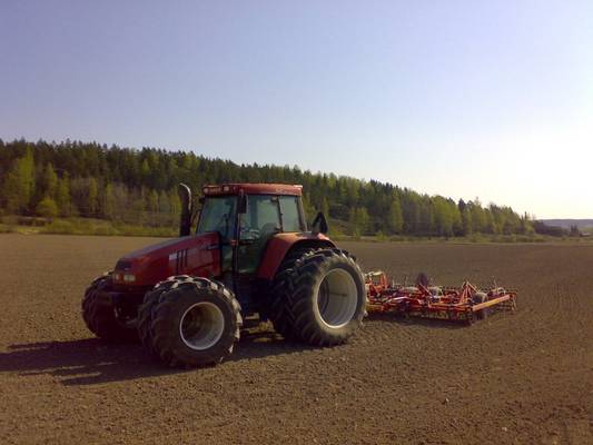 Case IH CS110 ja Potila Master 5m.
