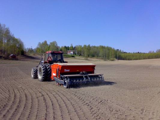 Case IH 845 xl ja Tume Jyräcombi
