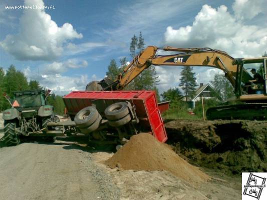 Valtra ja vankkurit nurin
"Sivukaatokipin" kokeilua..ei hyvä, jatkossa takakautta.
Avainsanat: Valtra kärrynkaato