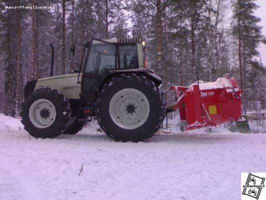 Valtra 6800 ja Esko 3292
Metsäteiden aurausta
Avainsanat: Valtra Esko