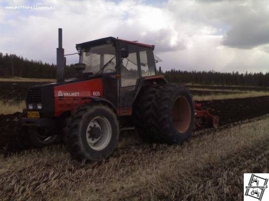 valmet 605 + agroluxit
Avainsanat: 605 agrolux valmet