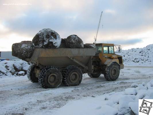 ISO kivikuorma
Volvo A25C 6x6 vuosimallia 1998, isohkossa kivikuormassa. Vakio 13 kuution lava, tuskin olis mahtunu enää yhtään kiveä tuolle lavalle... :)
Avainsanat: volvo bm a25c 6x6 dumpperi