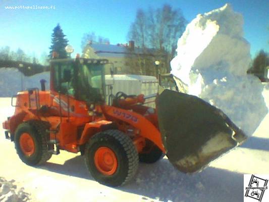 Fiat Hitachi W170 ja Korkeakaatokauha
On sitä ennenkin lastattu lunta autoihin...
