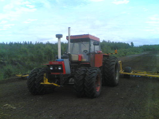 12045 zetor 
kääntämässä
Avainsanat: zetor