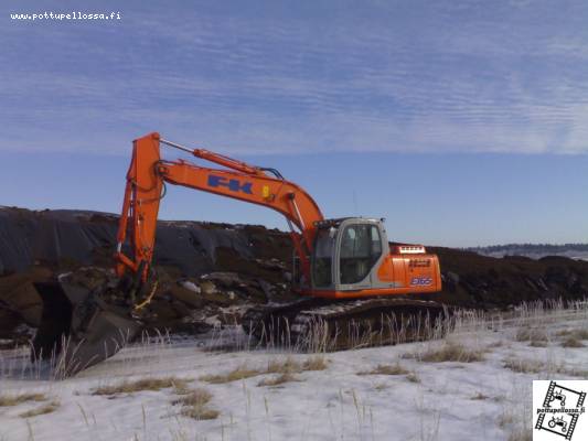 Fiat-Kobelco E165
Jokapäikanhöylä: Kaivetaan, kuoritaan, kuormataan ym. tällä koneella. Vm. muistaakseni -02 ja tunteja ~3200h.
Avainsanat: Fiat-kobelco