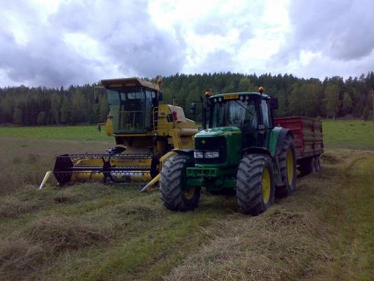 Vehnän puintia
NH 8030 & JD 6620 + Tuhti W120
Avainsanat: NH 8030 JD 6620 Tuhti