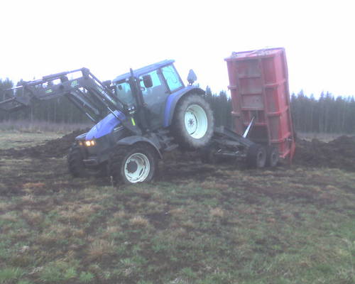 hollanti lähdössä lentoon
New Holland Ts115 kippaamassa sontaa. Jostain syystä peräluukku ei auennut kunnolla ja paska jäi kärryyn. Huolemattomuuden takia kävi sitten näin.
Avainsanat: New Holland Ts115